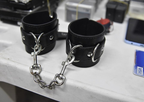 Mãe é presa por exploração sexual da própria filha desde os 6 anos no Amazonas