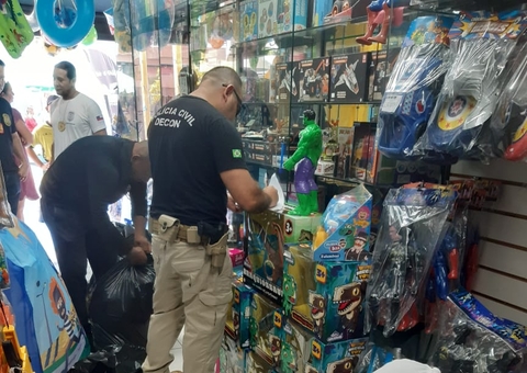 Após denúncias, fiscalização apreende brinquedos falsificados em lojas no Centro de Manaus