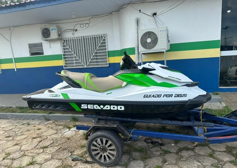 Operação prende homem e apreende barcos e flutuante avaliado em R$ 600 mil no Amazonas