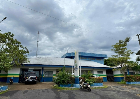 Mulher desmaia após ser agredida por ex no meio da rua no Amazonas