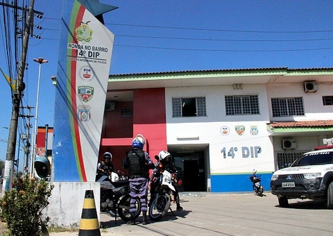Homem é preso com moto roubada e armas no Armando Mendes 