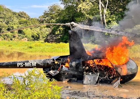 Polícia destrói helicóptero usado por traficantes no Juruá