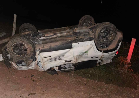 Dupla rende servidora pública, rouba carro da prefeitura e capota veículo no Amazonas