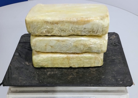 Mulher é flagrada transportando cocaína dentro de barco no Amazonas