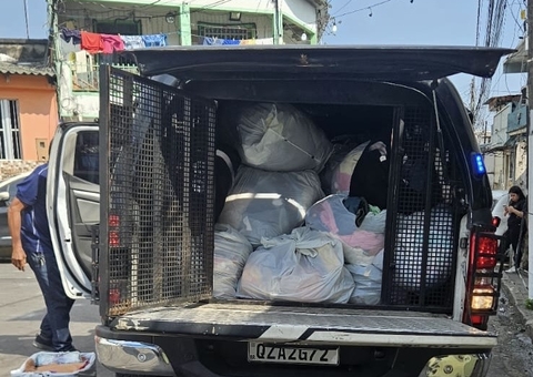 Polícia apreende sacolas cheias de produtos furtados e prende suspeita em Manaus