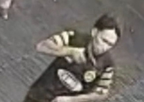 Homem que colocou arma na cabeça de vítimas durante roubo a choperia é procurado em Manaus