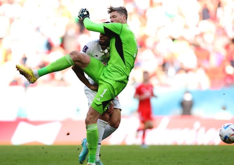 Goleiro galês atinge iraniano em jogada imprudente e é o 1º expulso da Copa