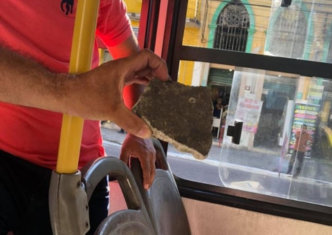 Universitário leva pedrada no rosto dentro de ônibus em Manaus