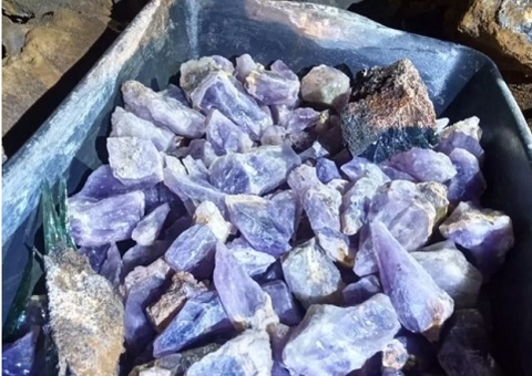 Dupla é presa com quase 3 toneladas de pedras preciosas em Manaus