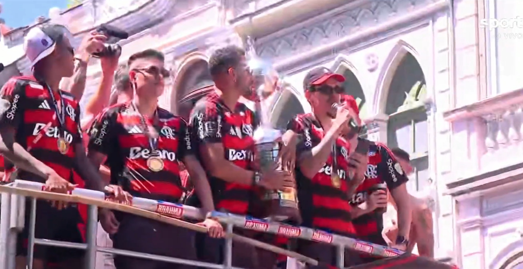 Jogadores comemoram o tetra da Libertadores com multidão no Rio