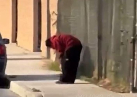 Homem é flagrado carregando e dando mordidas em perna humana; imagens fortes