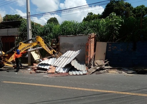 Barracas e banheiro construídos em calçada são demolidos em Manaus