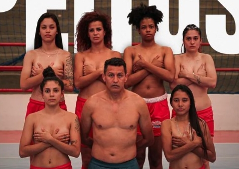 No Dia da Mulher, jogadoras de time do Paraná 'tiram a camisa' em protesto
