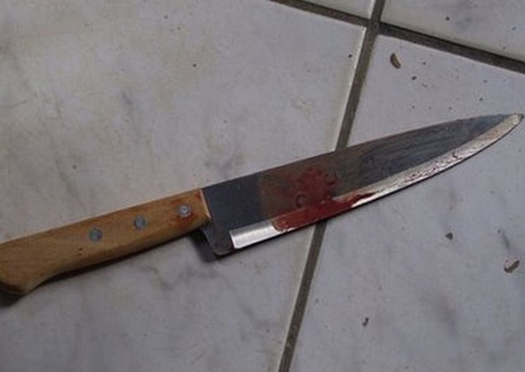 Peixeiro reage a assalto e crava faca no pescoço de suspeito em Manaus