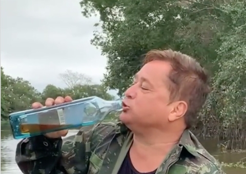 Cantor Leonardo come peixe vivo durante pesca e choca internautas; vídeo