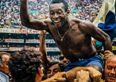 Brasileiros homenageiam Pelé em protestos na coroação de Charles 3º