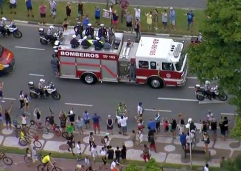 Termina velório de Pelé e caixão sai em cortejo pelas ruas de Santos