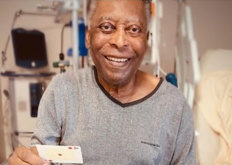 Internado há 24 dias, Pelé aparece jogando baralho no hospital 