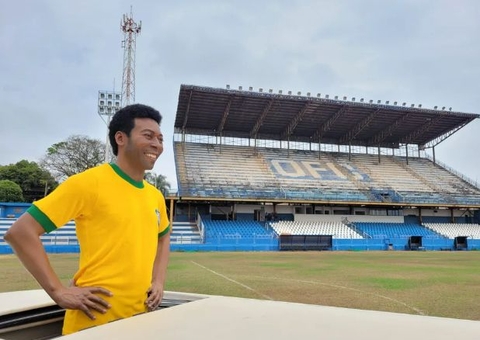 Estátua de Pelé está há nove anos em estúdio aguardando instalação no Maracanã