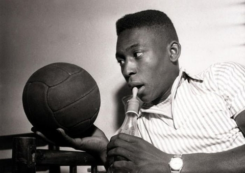 Reportagens da Folha de S.Paulo registram que armário de Pelé foi aberto em 1990