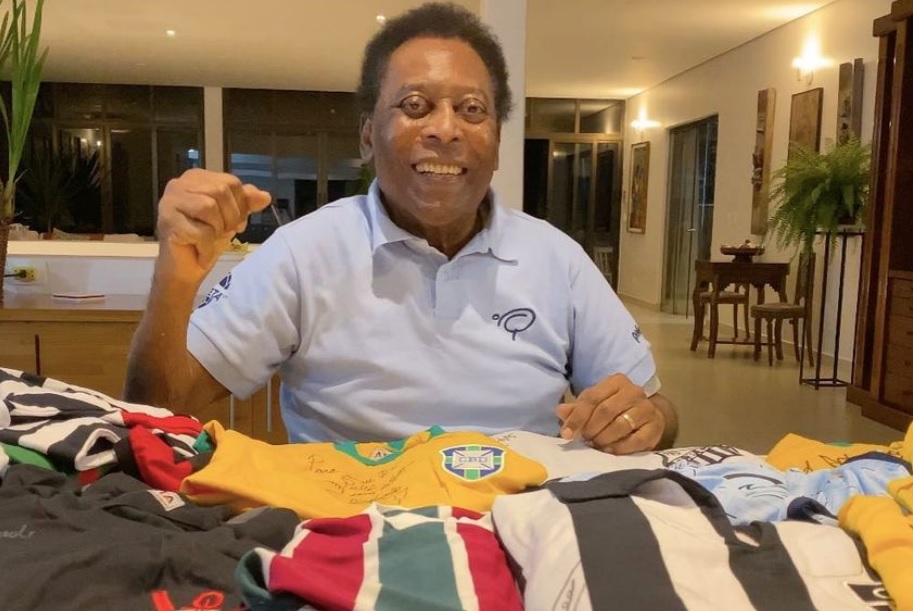 Pelé permanece na UTI após retirada de tumor