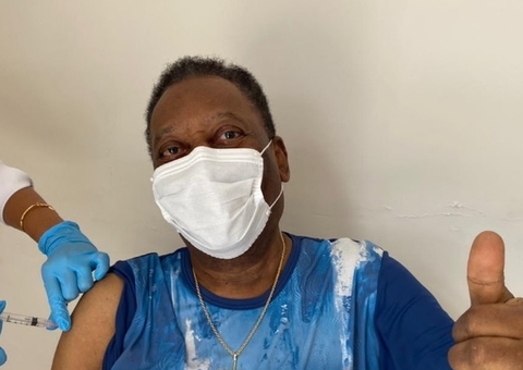 Pelé é vacinado aos 80 anos e deixa recado: ‘inesquecível’