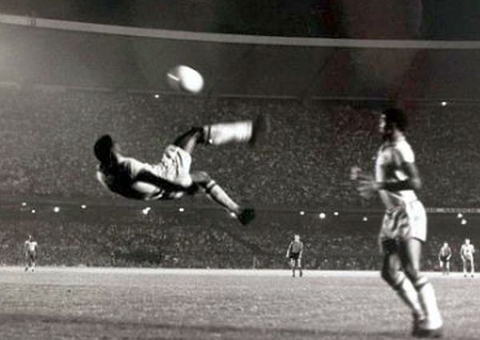 Pelé quase se despediu do futebol brasileiro com gol de bicicleta