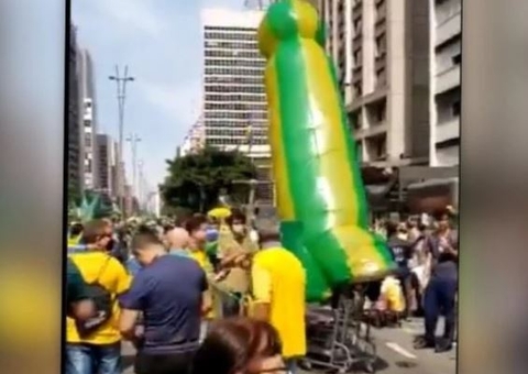Pênis inflável vira atração em ato a favor de Bolsonaro