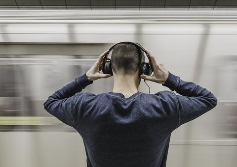 Perda de audição está começando cada vez mais cedo, dizem especialistas