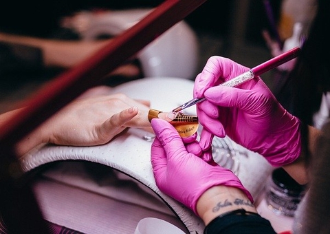 Dermatologistas recomendam cuidados para uso de unhas de acrigel; veja
