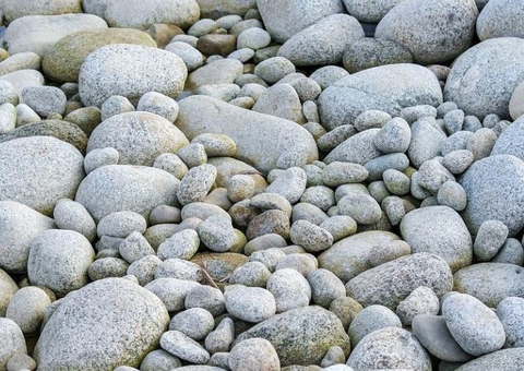 Jovem de 20 anos é sentenciada a ser apedrejada até a morte