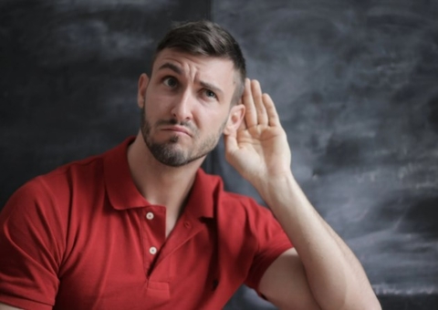 Risco de perda auditiva é 5 vezes maior nos homens; saiba mais