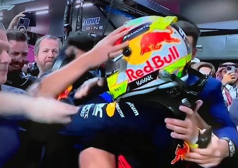 Sergio Pérez supera Leclerc e vence corrida sprint no Azerbaijão