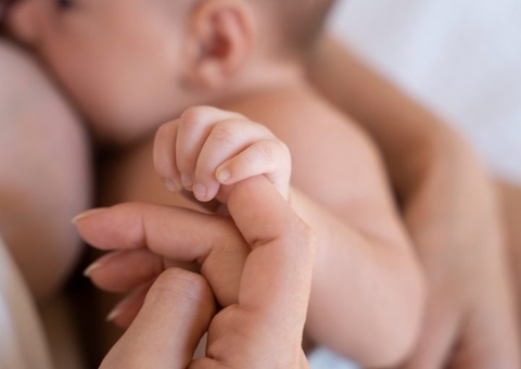 Mulher que teve silicone rompido durante amamentação será indenizada