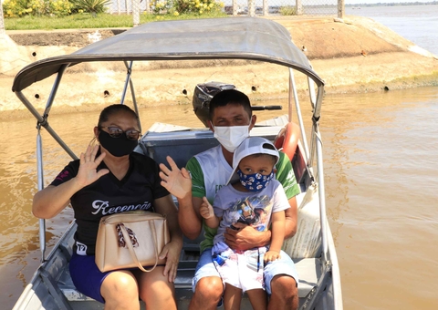 Após várias tentativas, mãe consegue fazer filho se vacinar no Amazonas