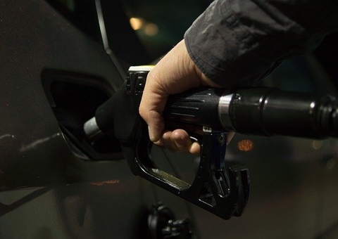 Preço médio da gasolina volta a subir e chega a R$6,36, segundo ANP