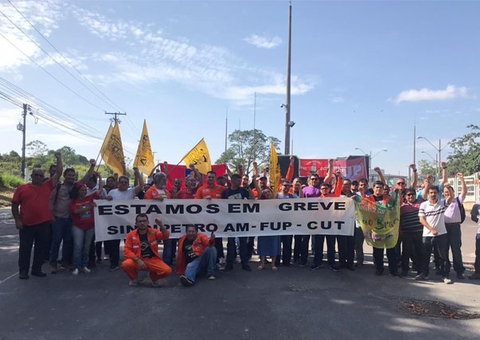 Petroleiros cruzam os braços e protestam por salários atrasados em Manaus 