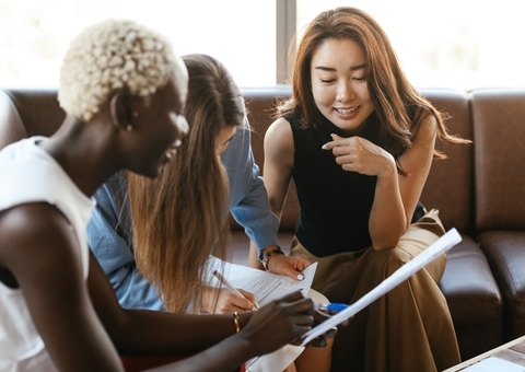 Mulheres empreendedoras trabalham mais devido afazeres domésticos, diz pesquisa