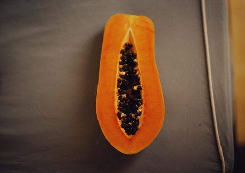 Mamão faz bem para a pele e limpa o fígado; conheça mais benefícios