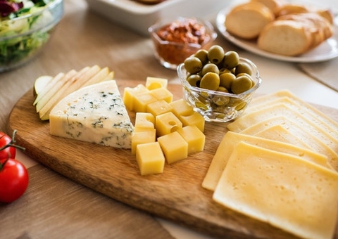 Queijo é aliado da boa noite de sono; saiba mais