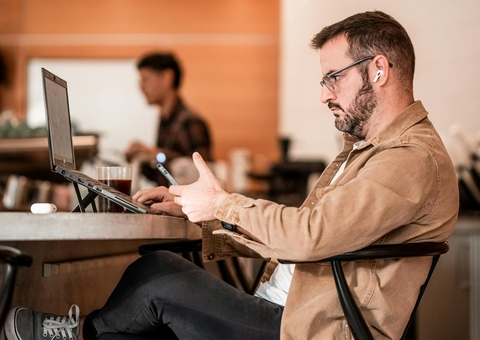 Luz de dispositivos aumenta fadiga ocular e pode causar doenças na retina