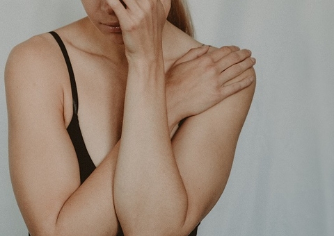 Homem que deu beijo forçado deve indenizar vítima em R$ 8 mil