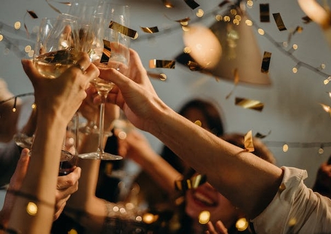 Oferenda, reza, calcinha e veto à galinha: as superstições e crenças dos famosos