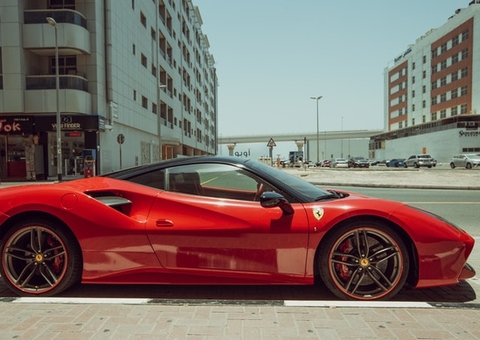 Homem compra Ferrari zero de R$ 1,5 milhão e bate carro 3 km depois