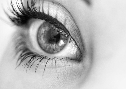 Coçar os olhos pode levar à doença grave, alerta oftalmologista