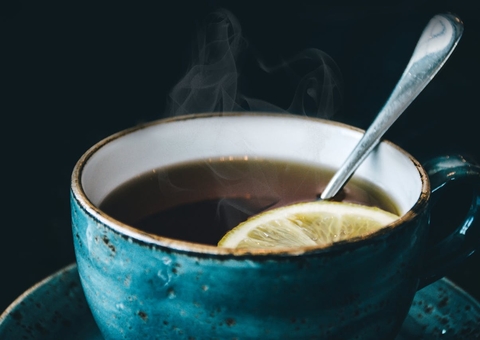 Beber duas xícaras de chá preto por dia reduz risco de morte, diz estudo