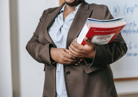  Mulher desclassificada de concurso e contratada temporariamente para mesma