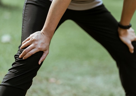 Joelho estalando é normal? Saiba quando se preocupar e tipos de lesões