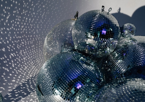 DJs Raidi Rebello e Fernando Araújo comandam Flash Disco - Noite das Divas