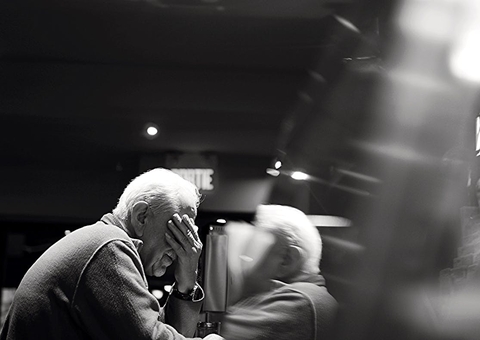 Solidão acelera envelhecimento biológico e pode levar à morte, diz estudo